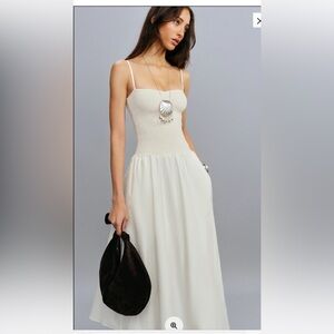 Elegant White Sleeveless Dress